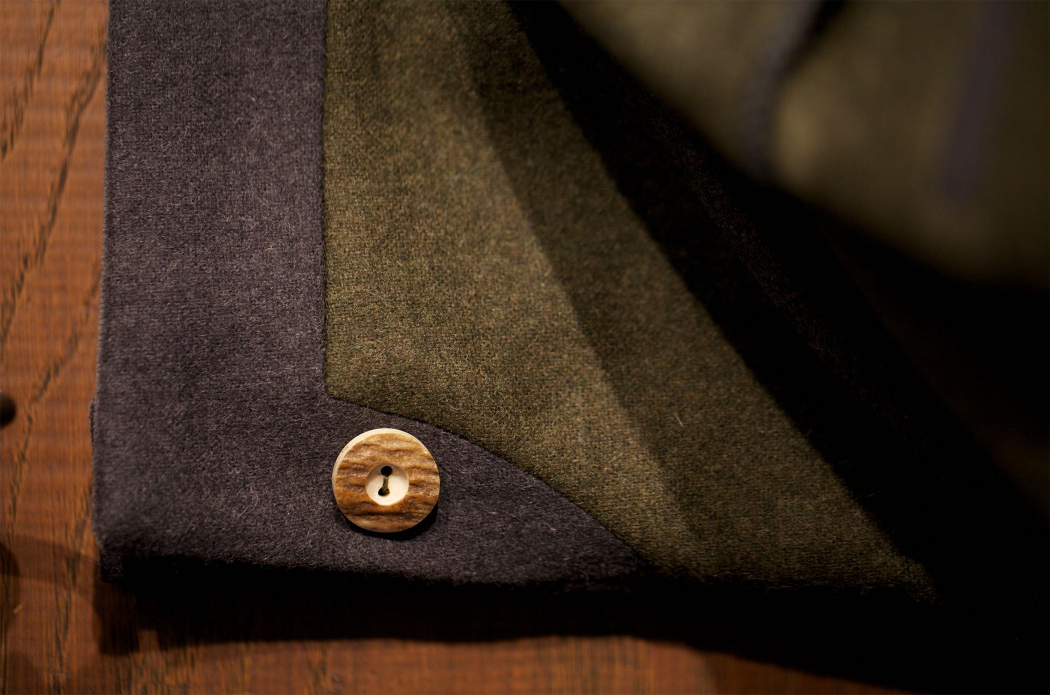 7 – Groene jas met houten knoop