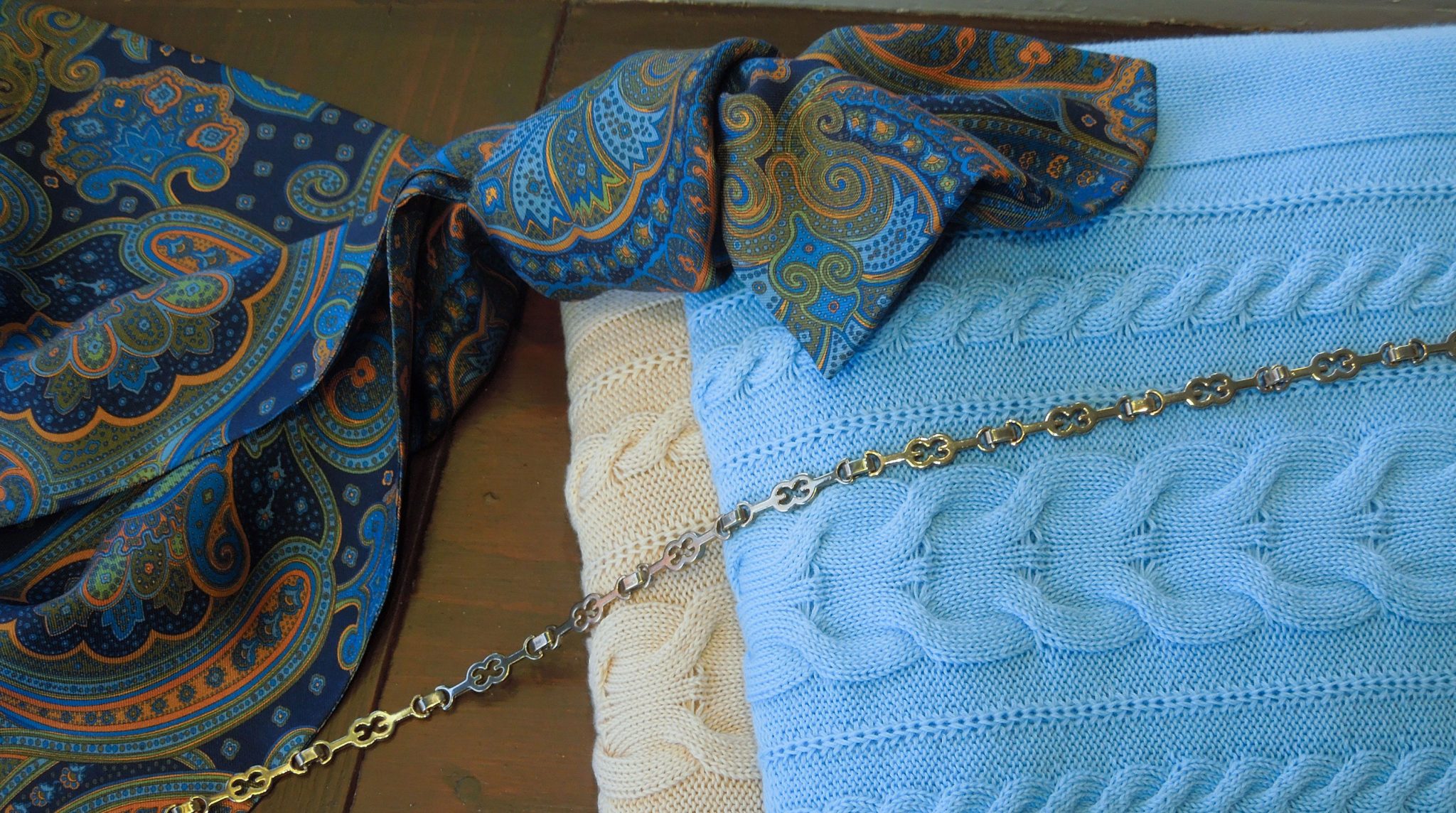 Lichtblauwe trui – Paisley sjaal – juni 2020