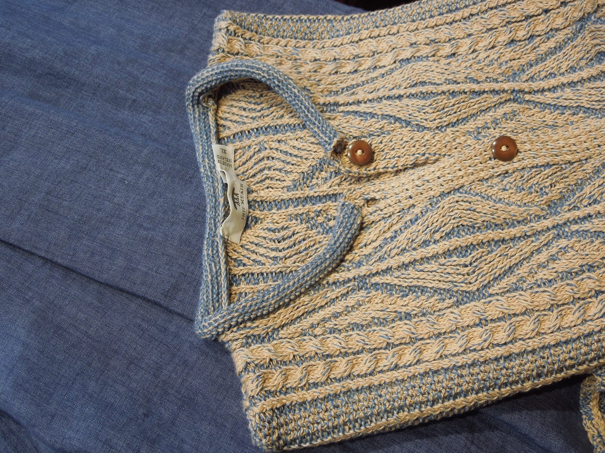 10 Blauwe linnen rok + beige-blauwe knit sweater 2025