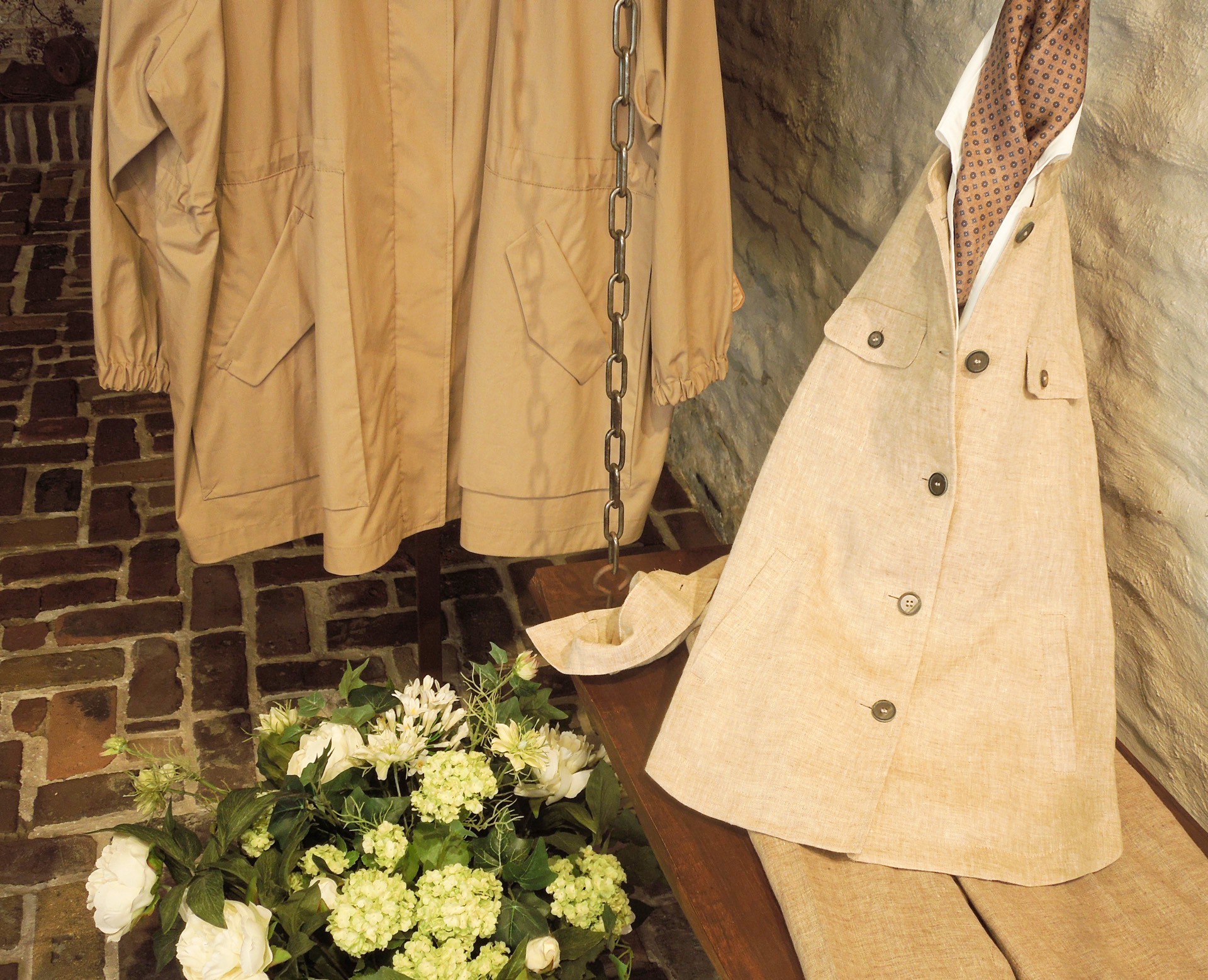 04 Beige blouse en camel regenjas etalage 2026